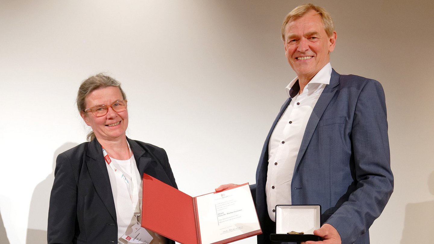 Martin Henssler mit dem Ehrenzeichen der Deutschen Anwalt­schaft ausgezeichnet